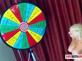6 incredibly krásný holky hrát spin the wheel na nudity