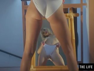 Kurus gadis dengan puffy puting peels mati celana dalam perempuan dan cums di dia cermin porno video