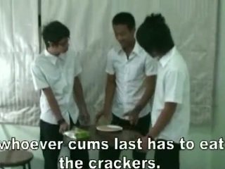 Thailändska twinks spela \'cum på crackers\'