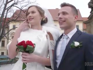Hunt4k. comel pengantin perempuan gets fucked untuk wang dalam depan daripada beliau groom lucah video-video