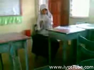 Video - malibog na classmate pinakita ang pepe sa sala de clasa