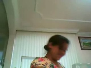 19yo housemaid spettacolo naturale grande tette su cam