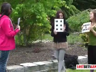 Tre vajzat luaj zhveshje highest card wins