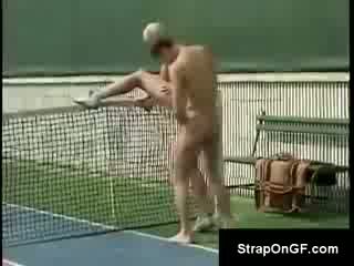 Freaky कपल मिलना हॉर्नी दौरान टेन्निस match और बकवास सही पर the टेन्निस अदालत