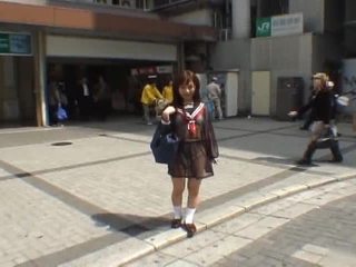 Mikan astonishing asiatisk skolejente enjoys offentlig flashing