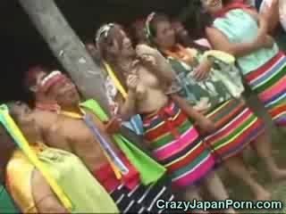 日本語 で a papuan tribe!