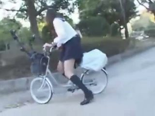 Japonais fille chevauchée une vibrating vélo thru la ville (public squirting)