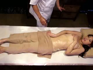 大学 女の子 reluctant オーガズム バイ masseur