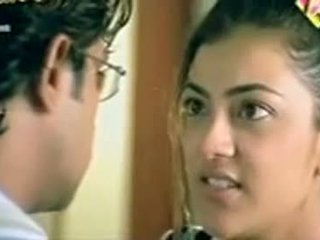 Telugu pelakon wanita kajol agarwal menunjukkan payu dara