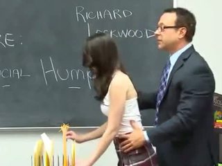 Terangsang guru fucks sebuah cantik brunet