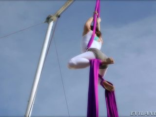 Belladonna keeps seg selv i form doing aerial silke routines