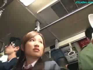 Kantor wanita getting dia berbulu alat kemaluan wanita fingered sementara standing di itu bis