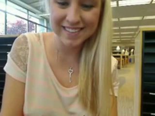 Blondýna squirts v the knižnica