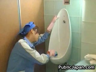 Jap toilet attendant publiek pijpen