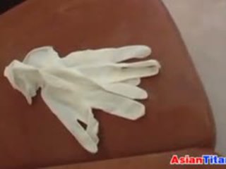 An asia gives sebuah memainkan kontol dengan tangan dengan bahan karet sarung tangan