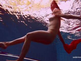 สีแดง ยาว ชุดกระโปรง และ ใหญ่ นม floating ใน the สระว่ายน้ำ