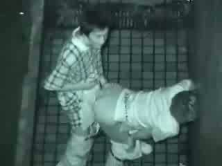 Catin baisée en alleyway surprit sur tape vidéo