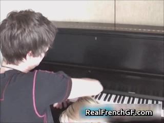 क्यूट फ्रेंच gf engulfing shlong पास पियानो