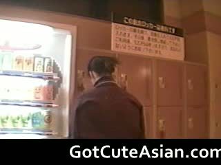 Vojer japoneze adoleshencë në the locker dhomë