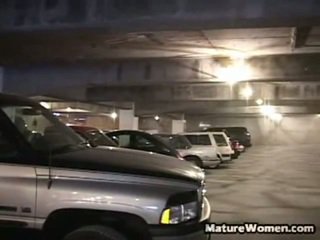 Ne met kjo 36 vit i vjetër i vetëm mami në një parking garage afër tonë ndërtesë. ajo was having një egërsisht ditë dhe kërkuar në mellow jashtë kështu ne invited të saj prapa në tonë vend. të saj emër është elsie dhe ajo h