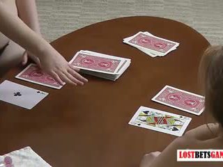 Two sexy milfs spille en spill av stripping blackjack