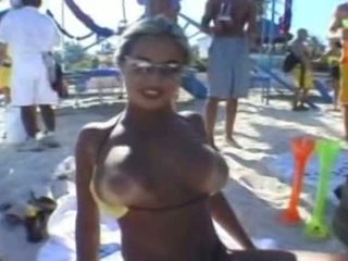 Hot Bodybuilder Chick At The Beach Can Make Her Titties Jump