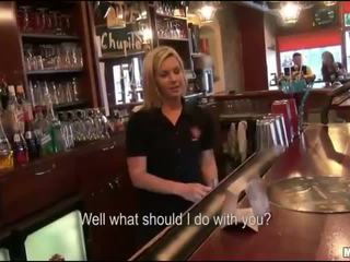 Guy fucks และ sperms barmaid ใน เธอ บาร์