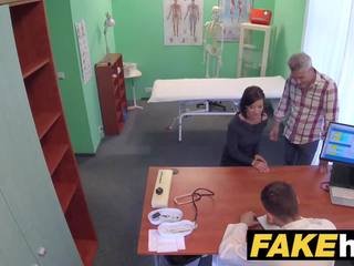 Fake hospital tjeckiska doktorn cums över kåta fusk wifes snäva fittor