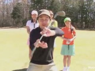 Miela azijietiškas paauglys merginos žaisti a žaidimas apie nusirengti golfas