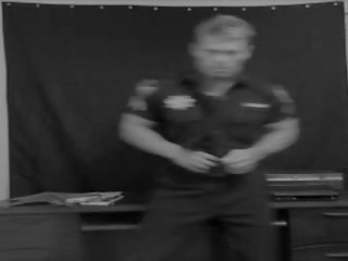 Muscle jock polis officer strips och teases