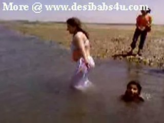 पाकिस्तानी sindhi karachi aunty न्यूड river bath