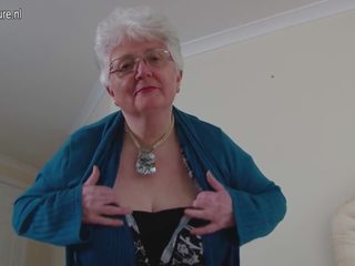 Groß breasted britisch oma spielend mit selbst: porno 53