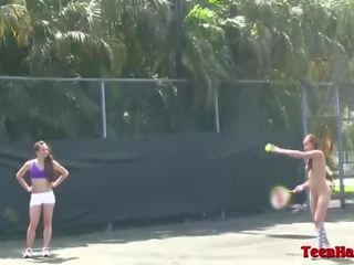 角质 学院 青少年 女同志 玩 裸体 网球 & 欣赏 的阴户 licking 有趣