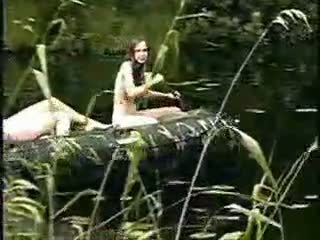 Tiga panas kanak-kanak perempuan bogel kanak-kanak perempuan dalam yang hutan pada bot untuk zakar/batang hunt