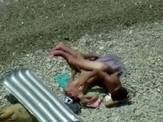زوجان عري و مارس الجنس في شاطئ فيديو