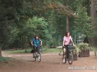 Ázsiai tini sweeties lovaglás bikes -val dildos -ban azok cunts