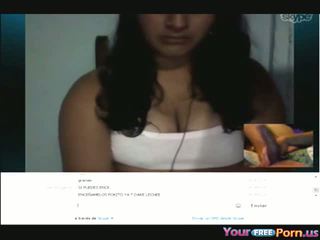 South আমেরিকান বালিকা teasing তার বিশাল পাছা উপর skype