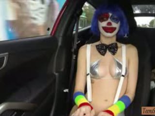 Stranded festa clown mikayla pubblico sesso