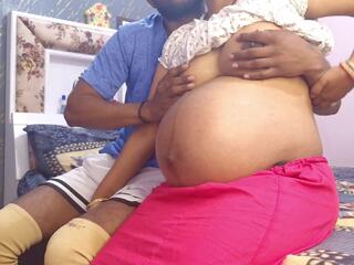 年輕 pregnent pinki bhabhi gives 多汁 口交 和 devar 附帶 在 口: 孕 色情