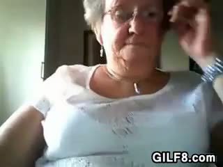 Vanha nainen flashing hänen kiva rinnat