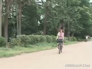可爱 青少年 亚洲人 辣妹 骑术 bikes 得到 的阴户 所有 湿