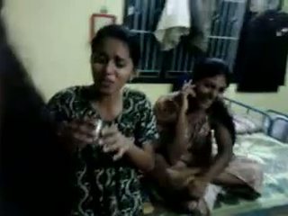 North intialainen tytöt yrittää kohteeseen juoma olut sisään niiden isäntä