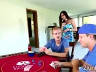 Žrebec loses njegov čudovito velika boobed mama v a poker match