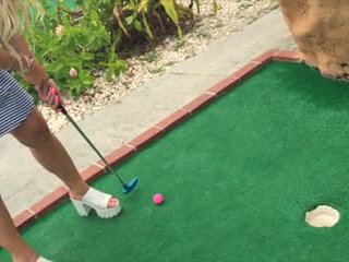 Pubblico mini golf sesso con grande tetta milf
