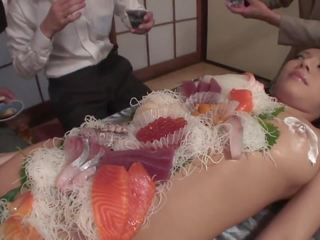 Affärer men äta sushi ut av en naken girl& 039 s kropp | xhamster